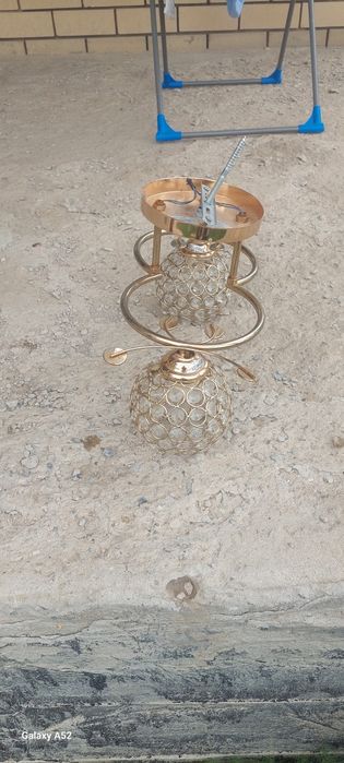Люстра ставится две лампочки