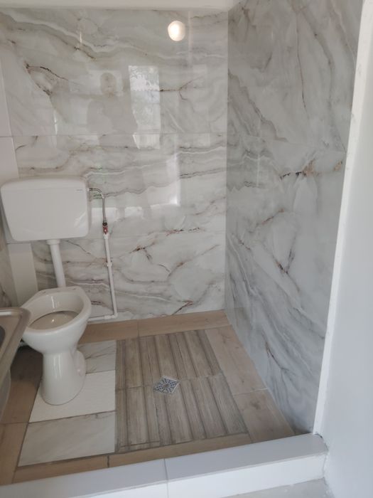 Închiriez casă cu teren (5 camere + baie + bucătărie)