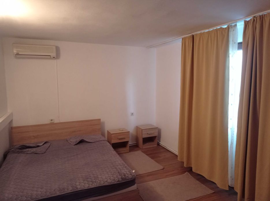 Persoana fizică închiriez casă 3 camere in zona Bălcescu