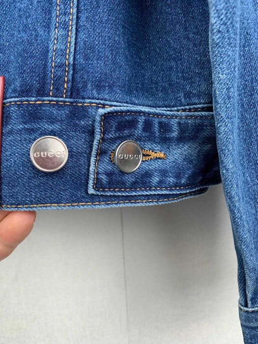 Gucci Denim Kurtka Zestaw. Setul acesta de denim este realizat din