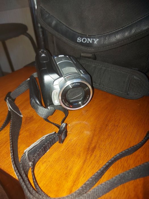 Видеокамера SONY DCR-SR220 с треногой