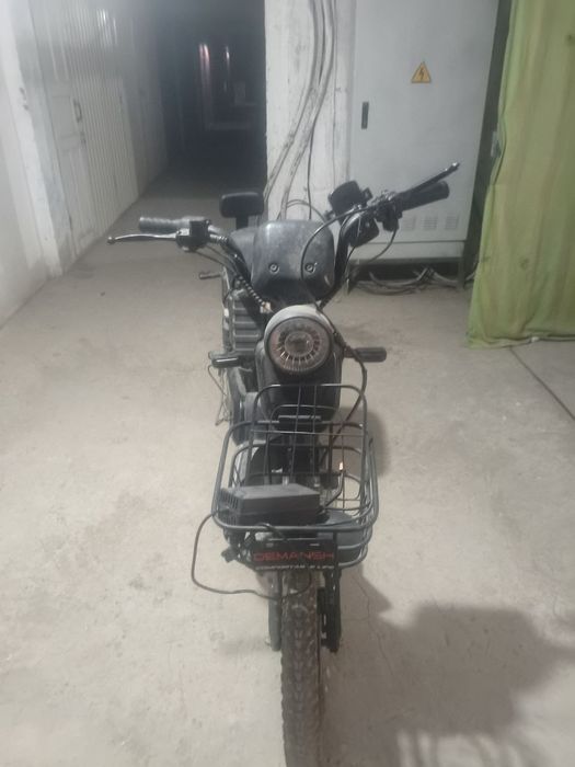 Skuter elektron zor sastayanyada turibdi