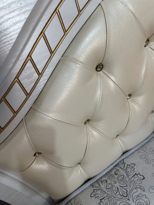 Двуспальная кровать