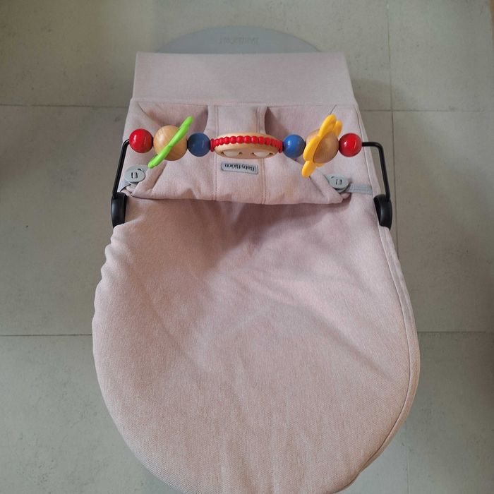 BabyBjörn Bouncer Bliss, Light pink + дървена играчка