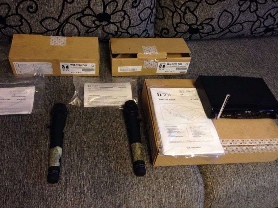 Toa Wireless Tuner WT 5810 + 2 x Microfon Toa WM 5220