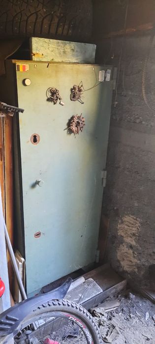 Продам сейф металлический