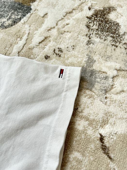 Бяла оригинална тениска на tommy jeans