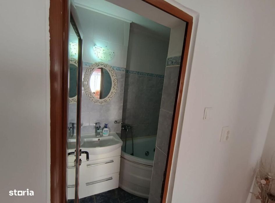 De vânzare apartament 3 camere Renovat Zona Vidin