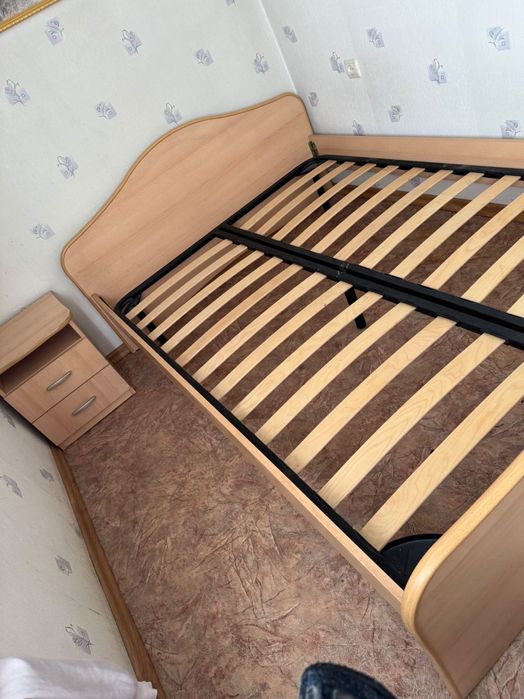 Двуспальная кровать с тумбой