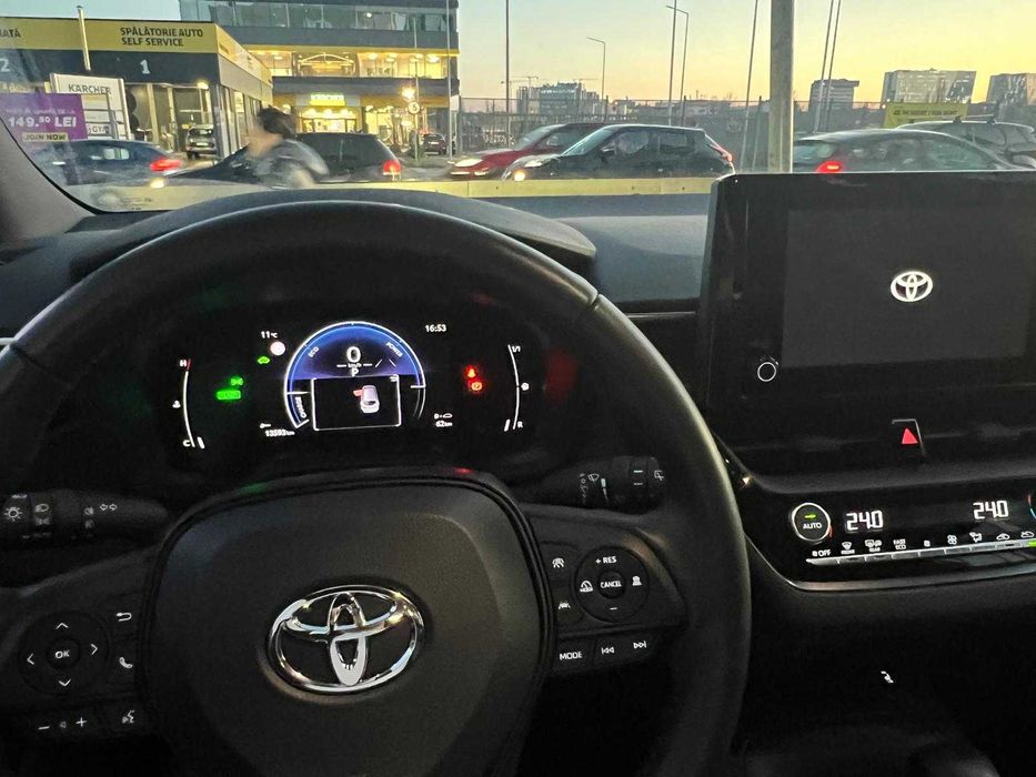 Inchiriem Toyota Corolla hybrid  2024  - Nistour.ro