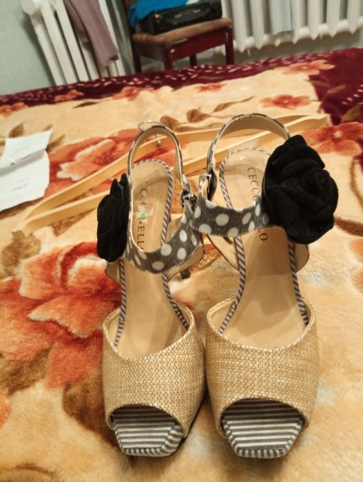 Босоножки на высоком каблучке