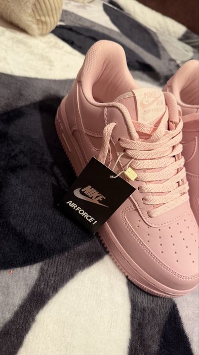 Adidasi Nike roz pudrat