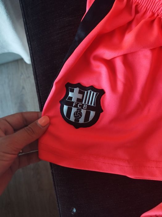 Футболно екипче в страхотен електрикав цвят