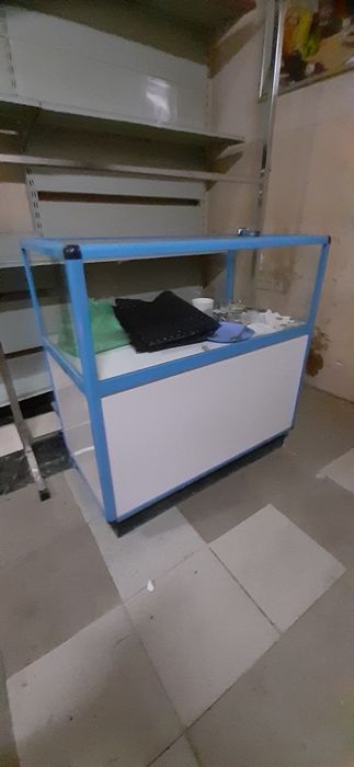 Продам стеклянную витрину б/у