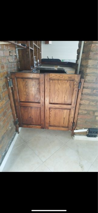 Продавам 16к-та маса с две пейки и стол. Подходящи за заведения и др.