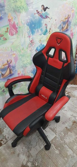 Продам игровое кресло, а также детское кресло.