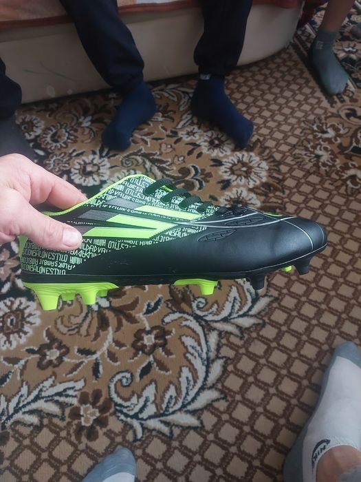 Продам кеды для футбола