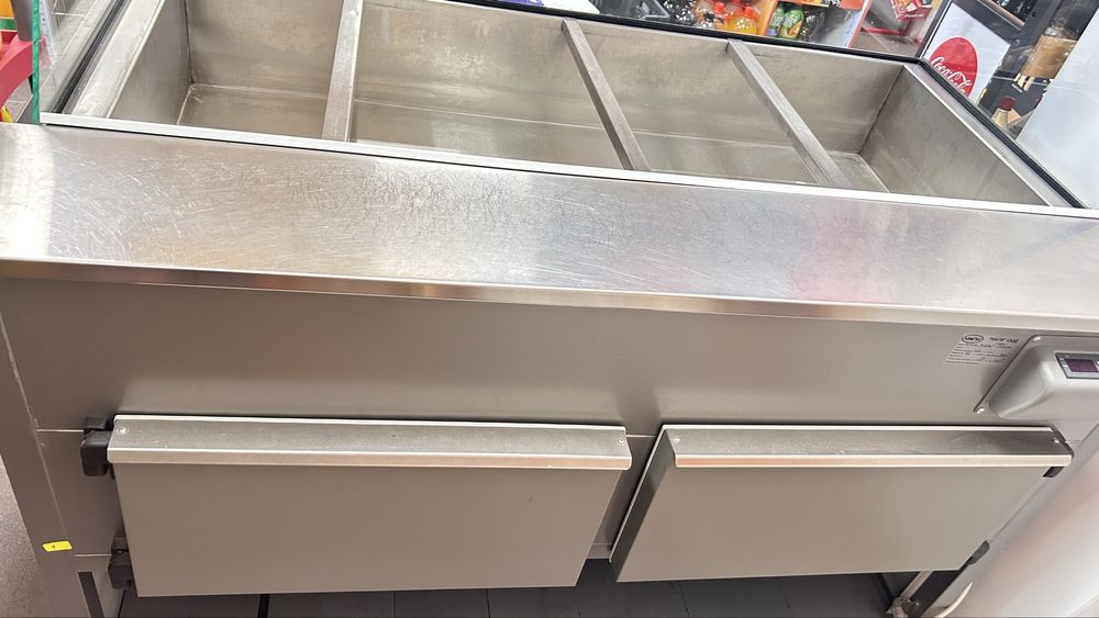 Витрина за топла храна.