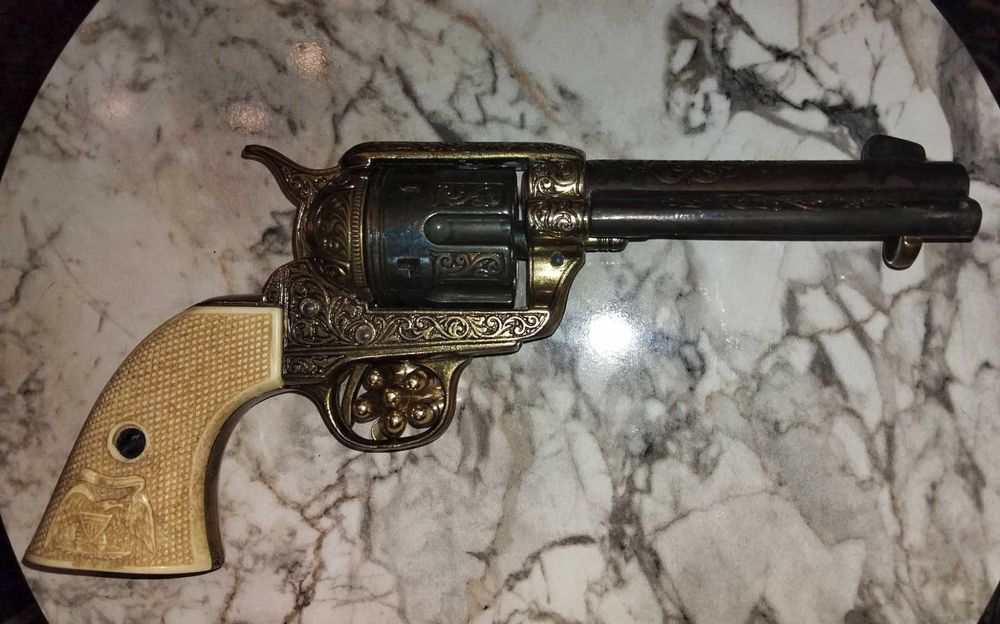 3 броя стари пистолети