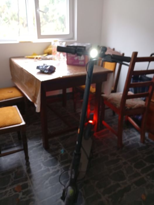 Вдига 20.Издържа 7км.Върви перфектно.Има малко драскотини