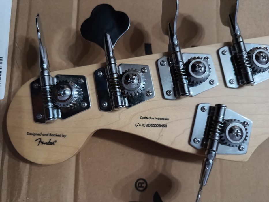 Chitară bass și amplificator