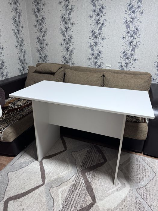 Белый журнальный стол