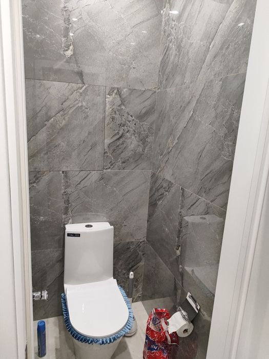 Yangi g'ishtli uy. Hali hech kim yashamagan.