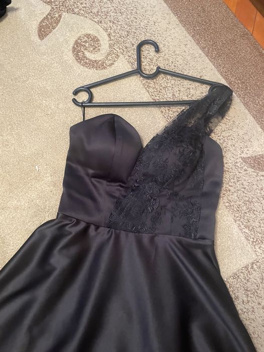 Сатенена официална черна рокля с едно рамо