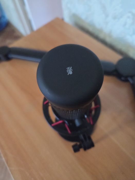 Микрофон HyperX quadcast с настольным патографом.