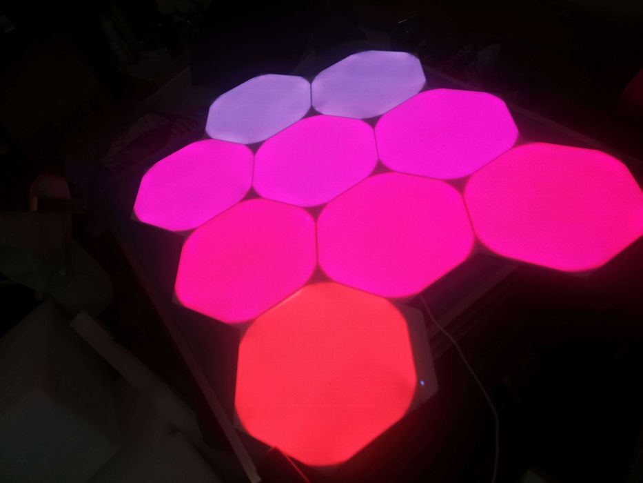 Nanoleaf Shapes Hexagon Starter Kit - пълен комплект от 9 Смарт LED светлинни панелa, контролер и аксесоари (като нови)