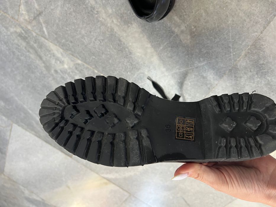 Продавам обувки  36 номер естествен лак