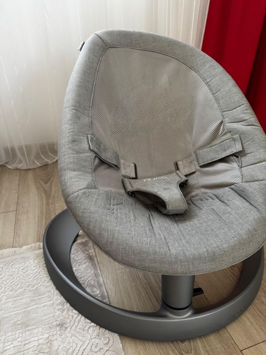 Balansoar pentru copii Nuna  confortabil, cu bara de jucarii