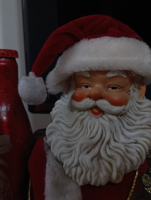 Ofertă Moș Crăciun cu sticlă de coca cola