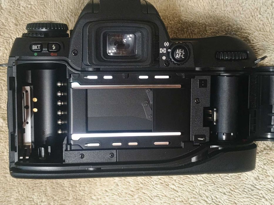 Aparat foto Nikon F80 cu obiectiv