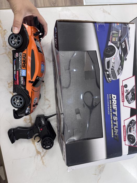 Продаю радиоуправляемую машину Drift Stunt 2.4G 4WD, оранжевая