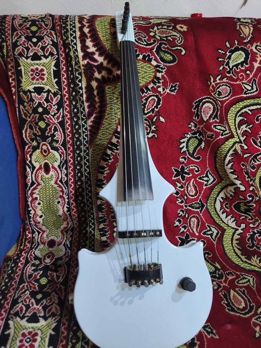 Vând vioara zeta 5 corzi imbus vioara se aude 10/10 clar și puternic