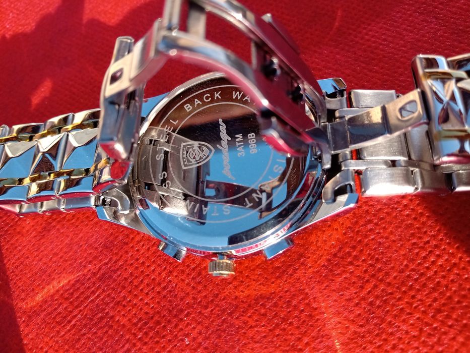 Продавам чисто нов модерен часовник