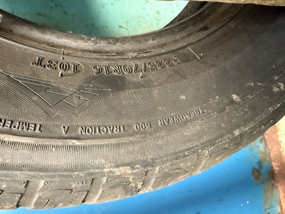 Продам 2 шины (летние)