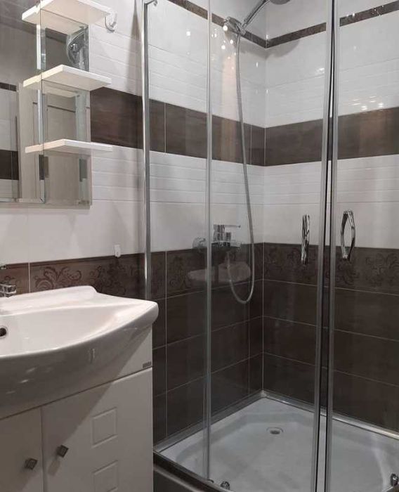 Дава се под наем Тристаен апартамент в Бургас, Център - 110 кв.м за 178.5 € - Снимка #2