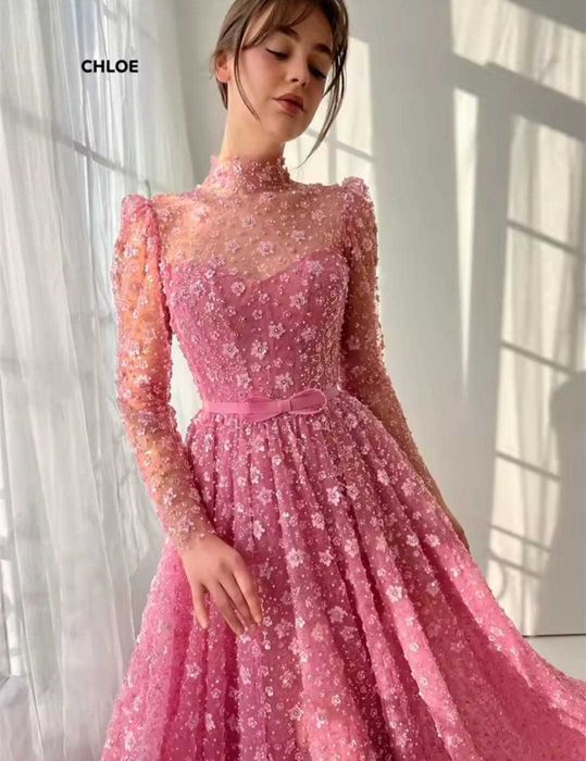 Rochie roz elegantă cu broderie florală