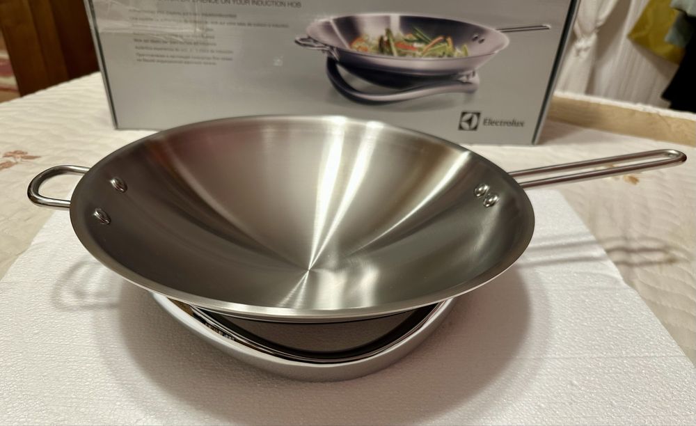 Set Infinite Wok Electrolux & suport plite inductie, nou in cutie