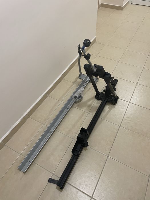 Багажник за колело за покрив на кола.