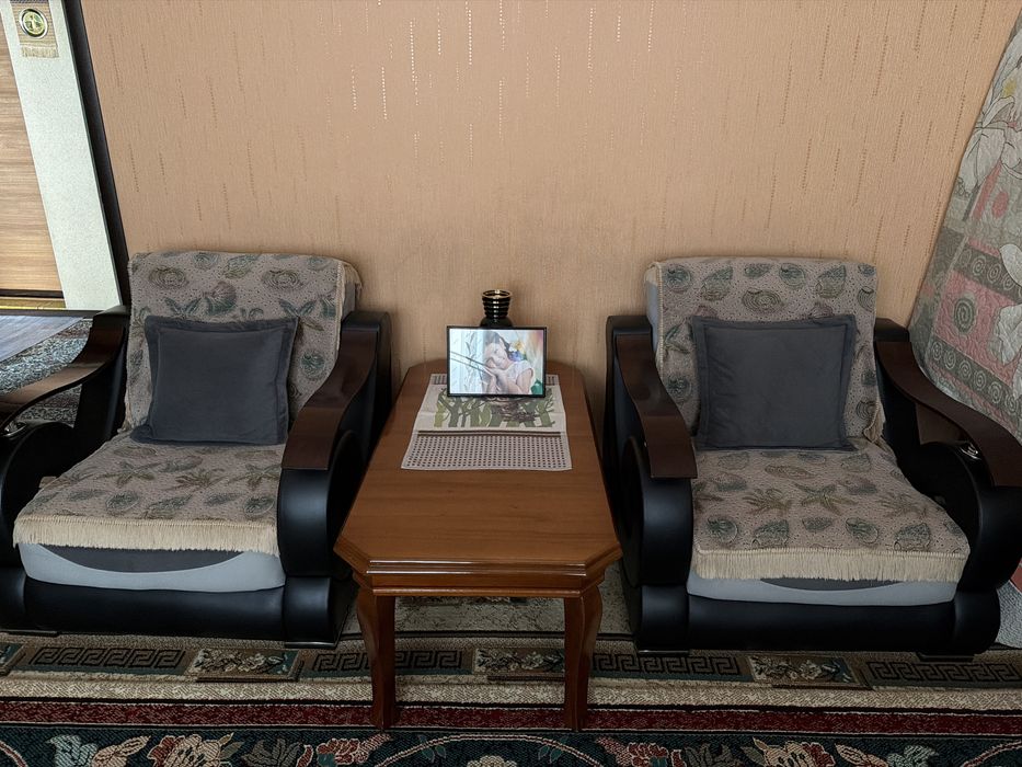 Продаётся диван с креслами и журнальным столиком