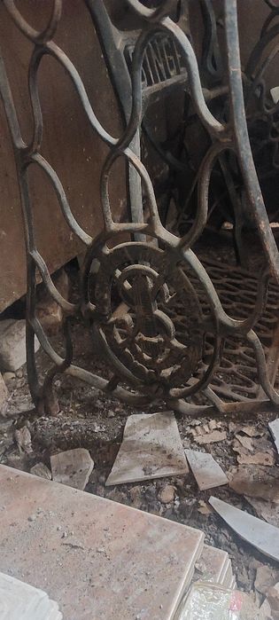 Продавам стара антична шевна машина.