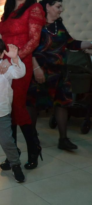 Rochie dantela rosie pe un umăr