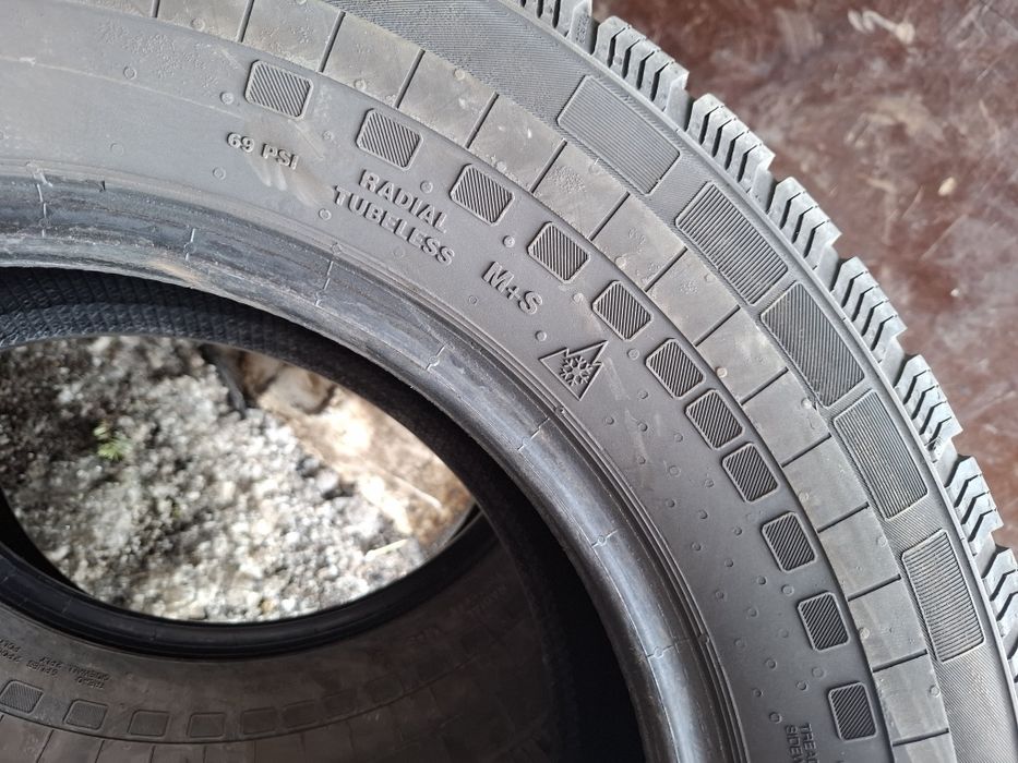 Vand 2 anvelope 235 65 16 C continental de iarna dot 2022