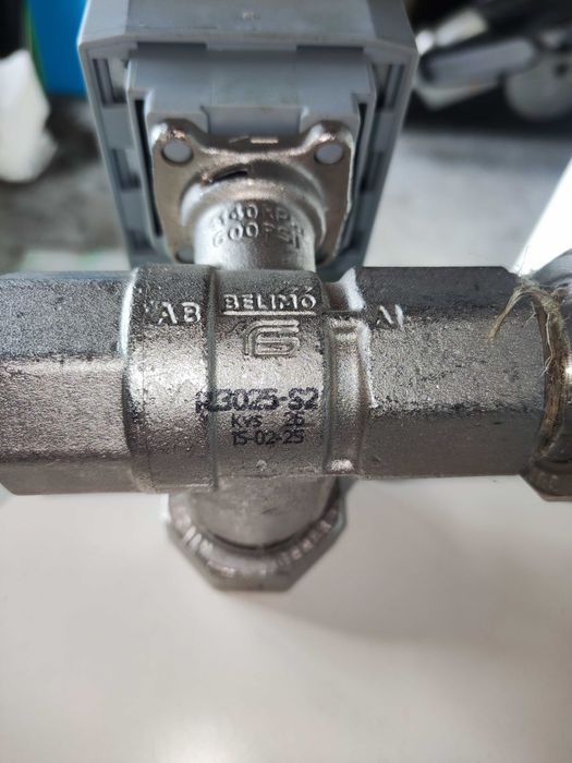 Ротационен механизъм Belimo LR230a и трипътен сферичен кран R3025-BL2