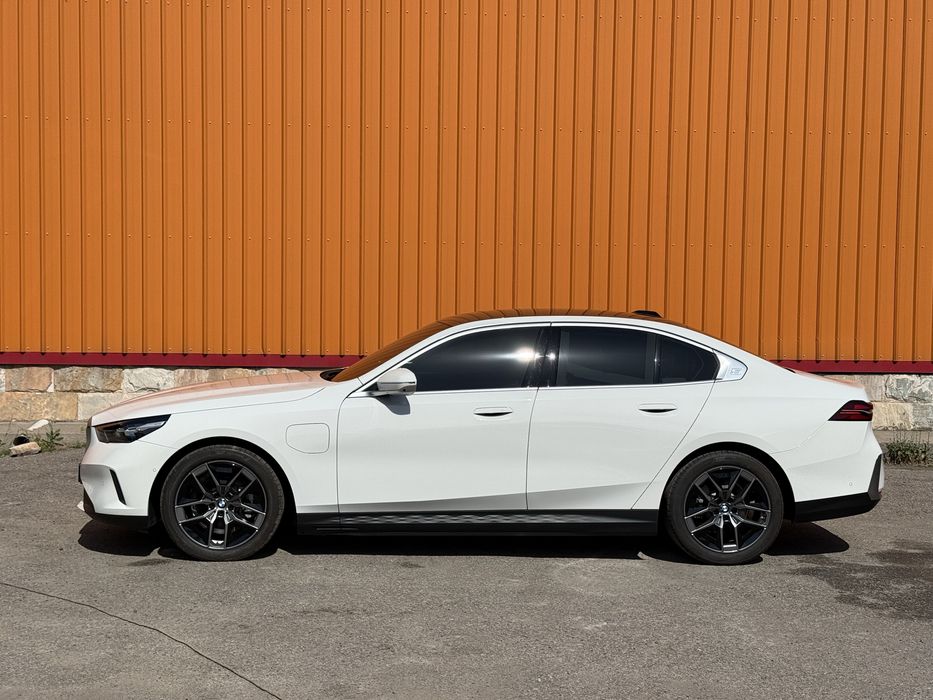 BMW 530e Hybrid  2025г.  В НАЛИЧИИ