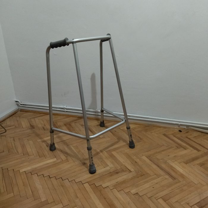 Vand cadru de mers pt persoane cu probleme