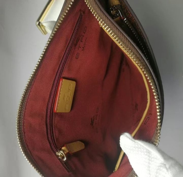 Барсетка ETRO с белом ремешком

41